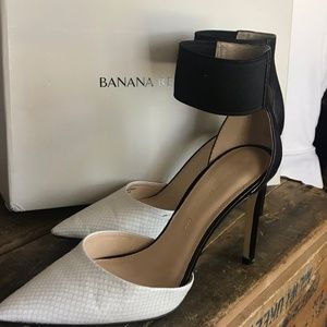 BANANA REPUBLIC Black and white high heels size 7